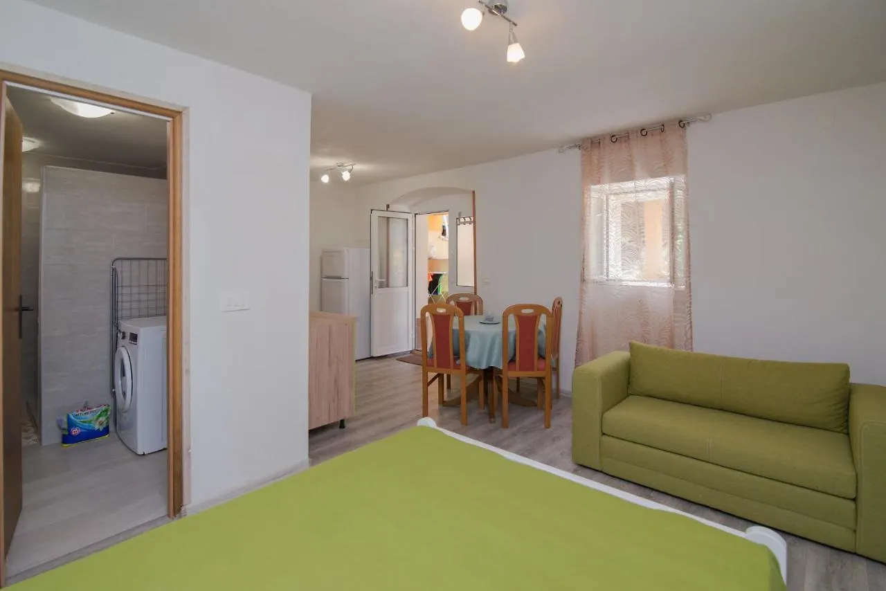 By Dinka Apartment Ilovik